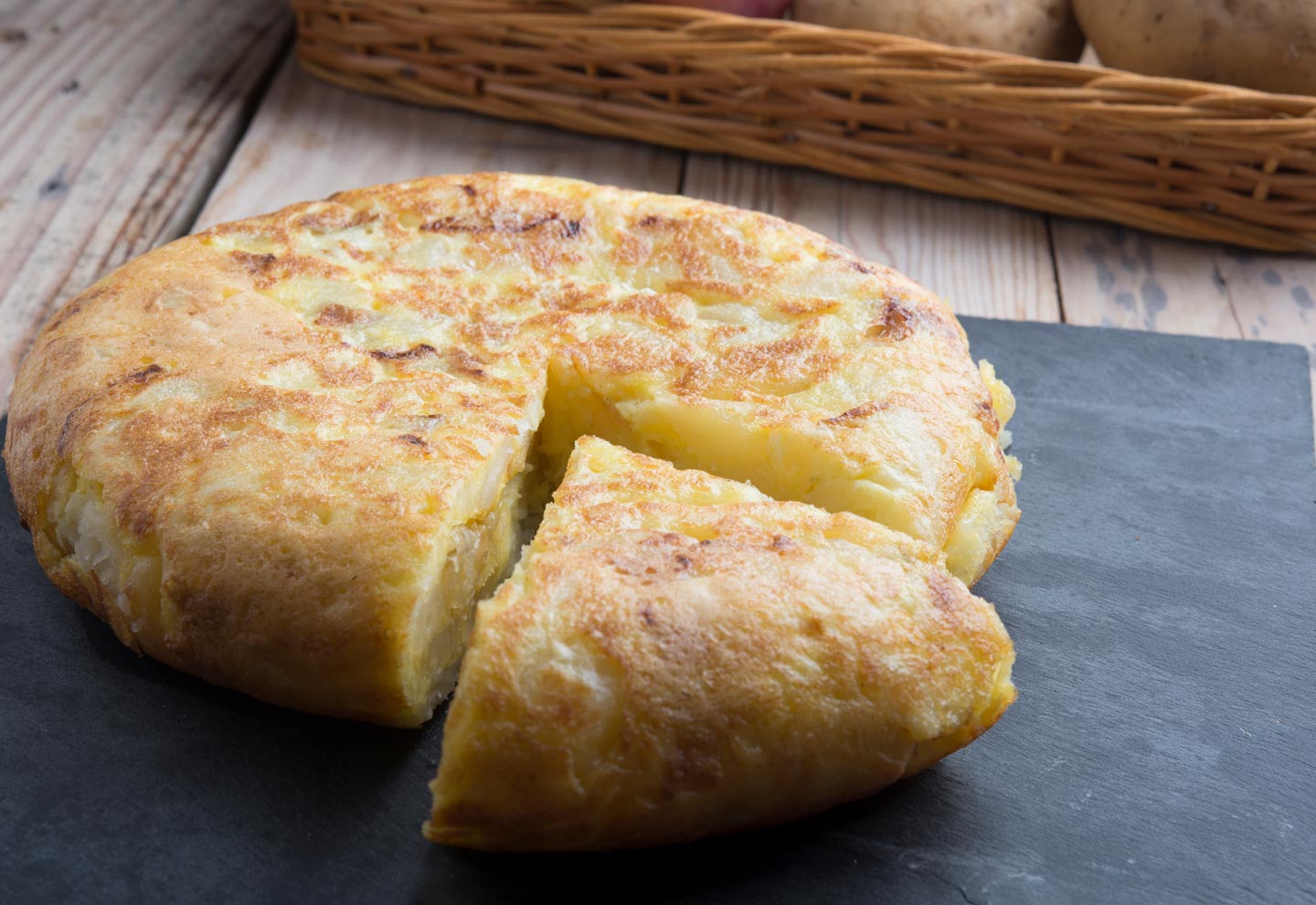 Lekkere tapas eten? Lees meer over Tortilla de Patatas